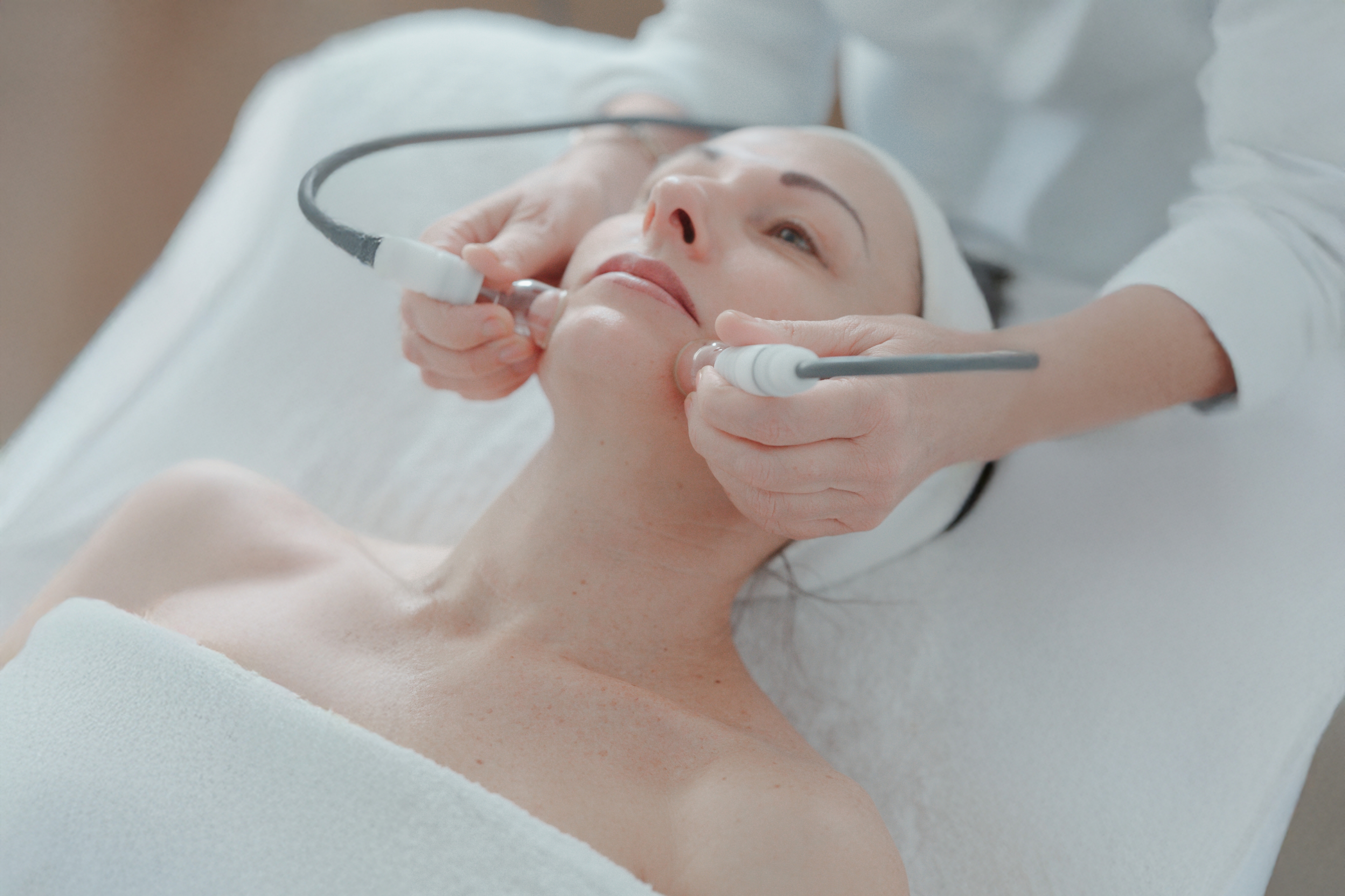 Gesichtsbehandlung mit hautverj&uuml;ngendem Dermapen