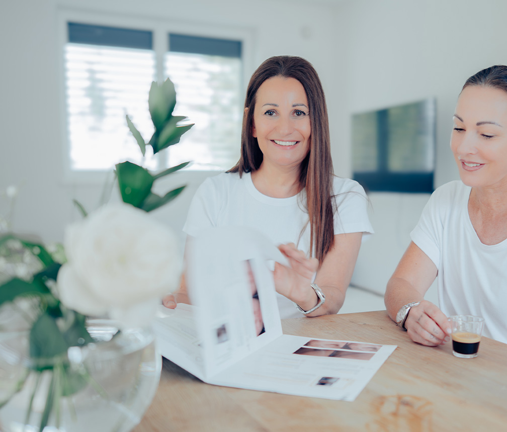 Elisabeth Schlierenzauer am Tisch sitzend bei der Hautanalyse